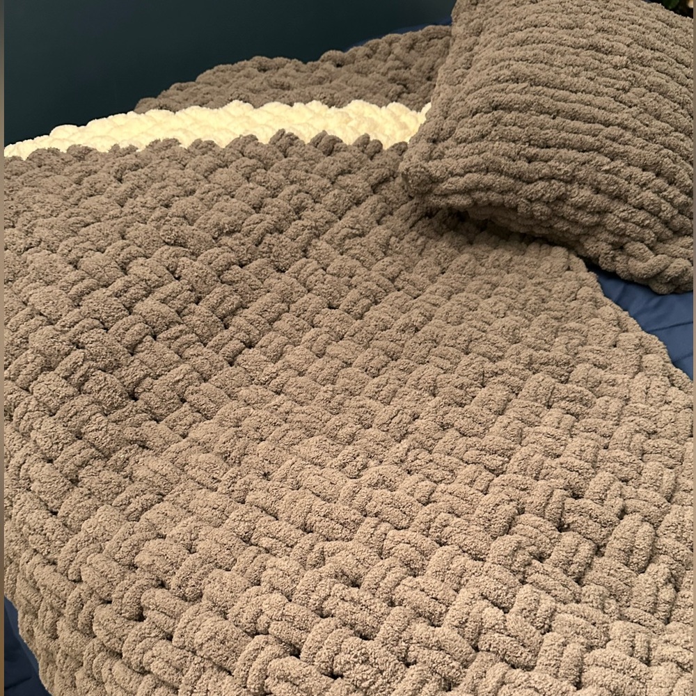 Cozy Gray Knitted Blanket